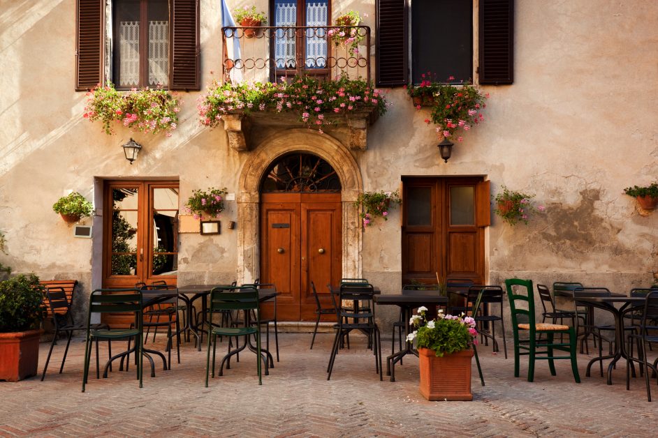 Classic Italian Restaurant Decor 