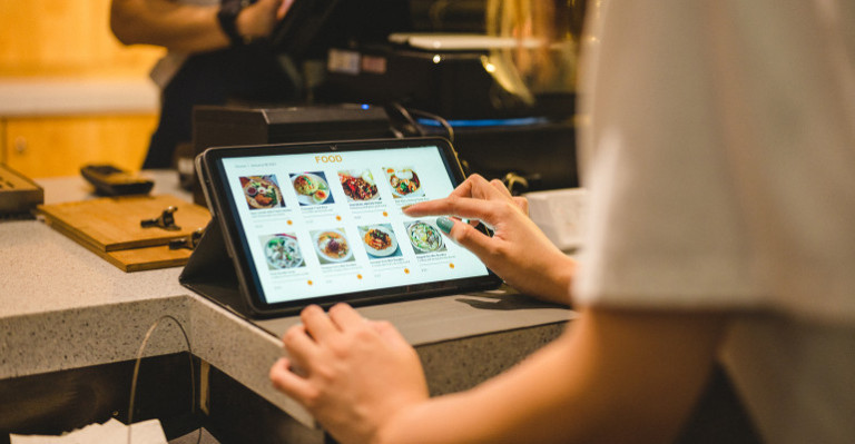 12 Restaurant Technology Trends (2024 Updated) | UpMenu