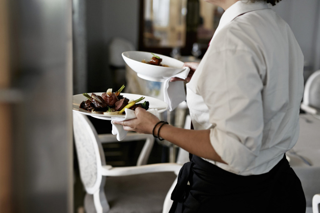 speed of service - serving guests in a restaurant